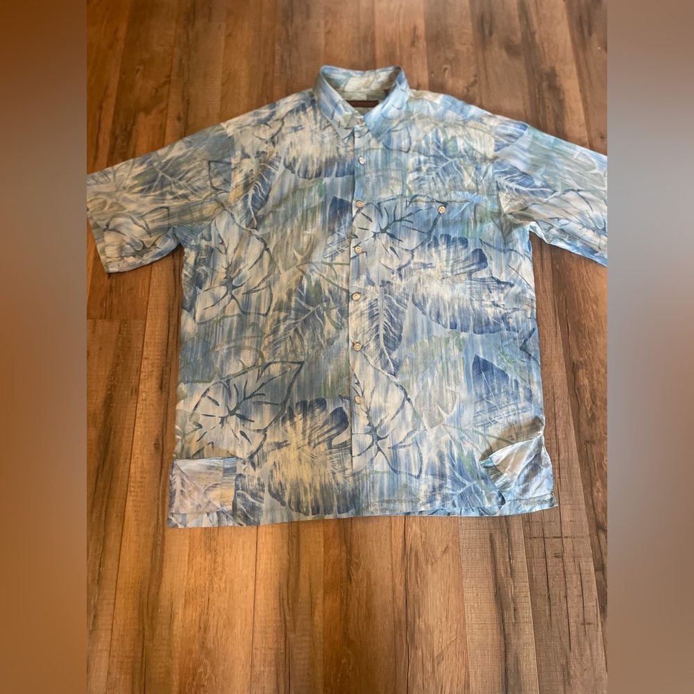 Tori Richard  100% viscous Blue and White Leaf Print Shirt Made In USA